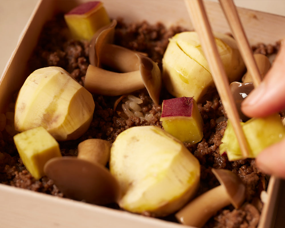 10/5(月) 販売 KOMB 秋のお弁当<e>栗と和牛そぼろ きのこのおこわ</e>
